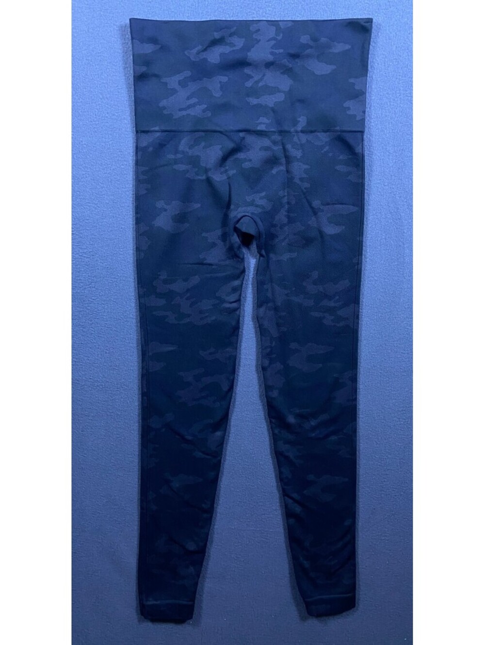 SPANX Look At Me Now Cropped Camo Seamless Leggings Women’s M Black Gray Comfort